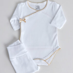 Overslagromper en broekje met voetje (pastelgeel)