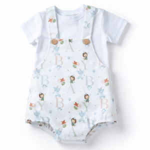 Babyset, wit t shirt en luikerbroekje met bretels.