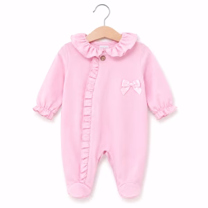 Boxpakje babyroze met roesje en strikje.