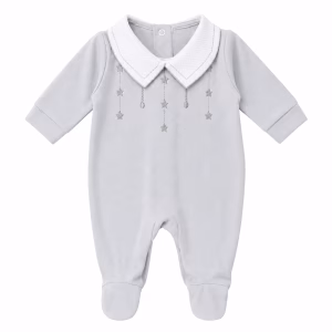 Lichtgrijs newbornpakje met wit kraagje.
